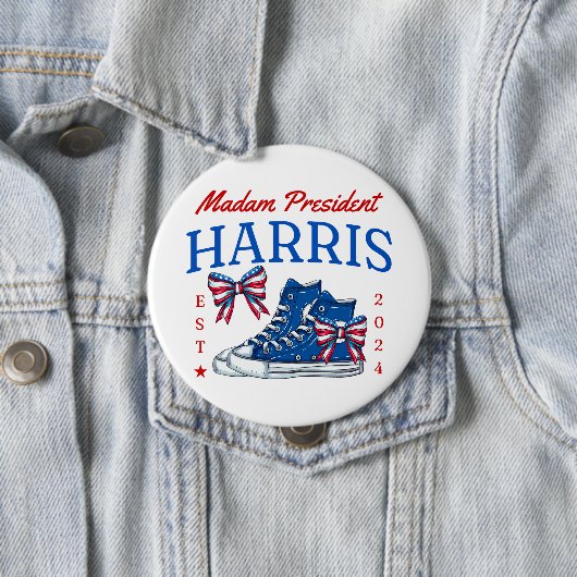Badge Rond 10 Cm Madame la Présidente Kamala Harris 2024 (En situation)
