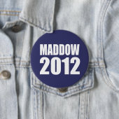 Badge Rond 10 Cm MADDOW Élections Gear (En situation)