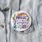 Badge Rond 10 Cm "Magic in Everyday" Button (En situation)