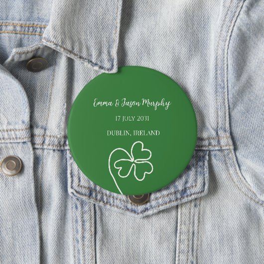 Badge Rond 10 Cm Mariage de feuille de trèfle vert irlandais modern (En situation)