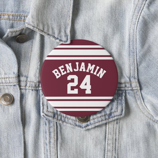 Badge Rond 10 Cm Maroon and White Jersey Stripes Nom personnalisé N (En situation)