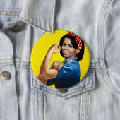 BADGE ROND 10 CM MICHELLE LA RIVETEUSE (En situation)