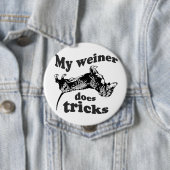 BADGE ROND 10 CM MON WEINER FAIT DES TOURS (En situation)