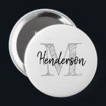 Badge Rond 10 Cm Monogramme de nom personnalisé énorme taille ronde<br><div class="desc">Monogramme de nom personnalisé gigantesque bouton rond taille. Design noir et blanc élégant avec lettrage vintage à la main. Joli design rustique pour amis, famille, mariée, femme de chambre, femme de chambre d'honneur, fille aux fleurs, invités mariages, etc. Lettre initiale monographique avec un élégant texte manuscrit. Changez la quantité pour...</div>