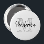 Badge Rond 10 Cm Monogramme de nom personnalisé énorme taille ronde<br><div class="desc">Monogramme de nom personnalisé gigantesque bouton rond taille. Design noir et blanc élégant avec lettrage vintage à la main. Joli design rustique pour amis, famille, mariée, femme de chambre, femme de chambre d'honneur, fille aux fleurs, invités mariages, etc. Lettre initiale monographique avec un élégant texte manuscrit. Changez la quantité pour...</div>