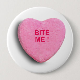 BADGE ROND 10 CM MORDEZ-MOI COEUR DE SUCRERIE