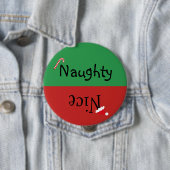 Badge Rond 10 Cm Naughty de Noël Nice Funny Rouge Vert (En situation)