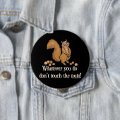Badge Rond 10 Cm Ne touchez pas aux noix ! Écureuil (En situation)