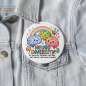 Badge Rond 10 Cm Neuro Diversity Funny Pin button (En situation)
