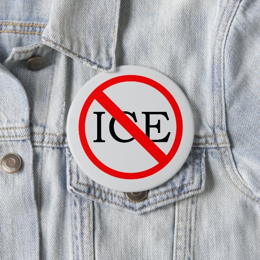 Badge Rond 10 Cm "NO ICE" Button (En situation)