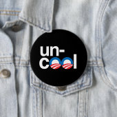 BADGE ROND 10 CM OBAMA N'EST PAS COOL (En situation)