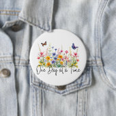 Badge Rond 10 Cm One Day at a Time Inspirational Quote Wildflowers (En situation)