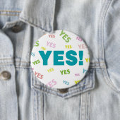 Badge Rond 10 Cm OUI ! Boutons Pin-De retour (En situation)