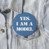Badge Rond 10 Cm Oui. Je suis un modèle (En situation)