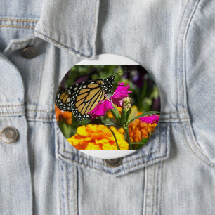 Badge Rond 10 Cm Papillon Monarque sur Fleur Marigold Rose