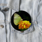 Badge Rond 10 Cm Papillon sur le Pin de bouton de fleur (En situation)