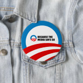 BADGE ROND 10 CM PARCE QUE LES MÉDIAS LE DISENT (En situation)