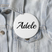 Badge Rond 10 Cm personnalisable prénom Adele noir blanc (En situation)