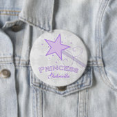 Badge Rond 10 Cm Personnalisé : Princesse pourpre Wand Button (En situation)