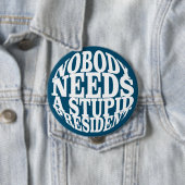 Badge Rond 10 Cm Personne n'a besoin d'un président stupide (En situation)