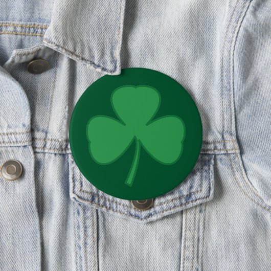 Badge Rond 10 Cm Petite broche du bouton Shamrock (En situation)