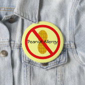 Badge Rond 10 Cm Pin d'allergie d'arachide en jaune (En situation)