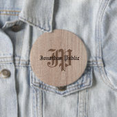 Badge Rond 10 Cm Planche Bois Look Vieux Script Monogramme (En situation)