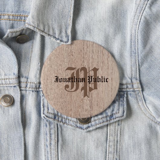 Badge Rond 10 Cm Planche Bois Look Vieux Script Monogramme (En situation)