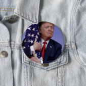 Badge Rond 10 Cm President Trump Hugging the American Flag (En situation)