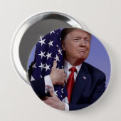 Badge Rond 10 Cm President Trump Hugging the American Flag (Devant & derrière)