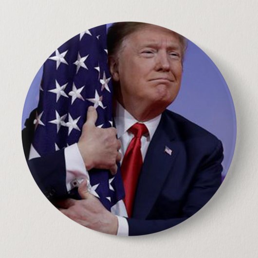 Badge Rond 10 Cm President Trump Hugging the American Flag (Devant)