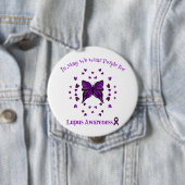 Badge Rond 10 Cm Purple Papillon Lupus Sensibilisation Ribbon pourp (En situation)