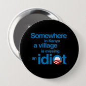 Badge Rond 10 Cm Quelque part au Kenya, un village manque un idiot (Devant & derrière)