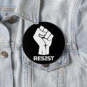 Badge Rond 10 Cm Résiste avec le poing - en blanc (En situation)