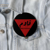 Badge Rond 10 Cm Résistez au mot en arabe avec le triangle rouge in (En situation)