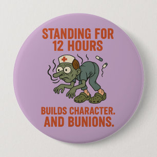 Badge Rond 10 Cm Rester debout pendant 12 heures forge le caractère