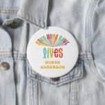 Badge Rond 10 Cm Restez à la maison sauver des vies en arc-en-ciel<br><div class="desc">Restez à la maison sauvez des vies design coloré arc-en-ciel. Faites passer votre message d'une manière brillante, amusante et positive avec ce design coloré en arc-en-ciel, avec de l'espace pour personnaliser. Idéal pour les infirmières, les médecins, les pharmaciens, les vendeurs ou tout autre employé clé de votre vie qui mérite...</div>