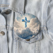 Badge Rond 10 Cm Salut, Croix dans les nuages, (En situation)