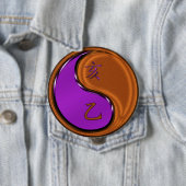 Badge Rond 10 Cm Sanglier de Bois (En situation)