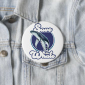 Badge Rond 10 Cm Sauvez la baleine (En situation)