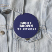 BADGE ROND 10 CM SÉNATEUR SCOTT BROWN (En situation)
