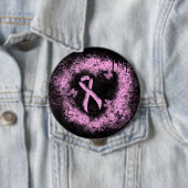 Badge Rond 10 Cm Sensibilisation rose Ruban Grunge Coeur (En situation)