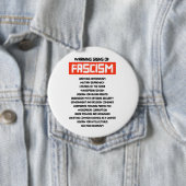 Badge Rond 10 Cm Signes d'alerte précoce du fascisme (En situation)
