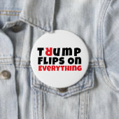 Badge Rond 10 Cm slogan de protestation anti-Trump (En situation)