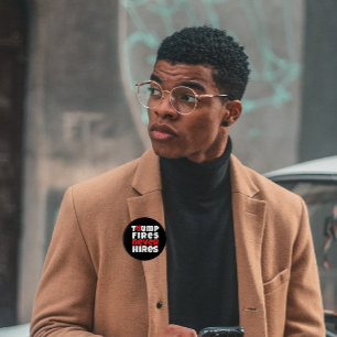 Badge Rond 10 Cm slogan de protestation anti-Trump rouge noir