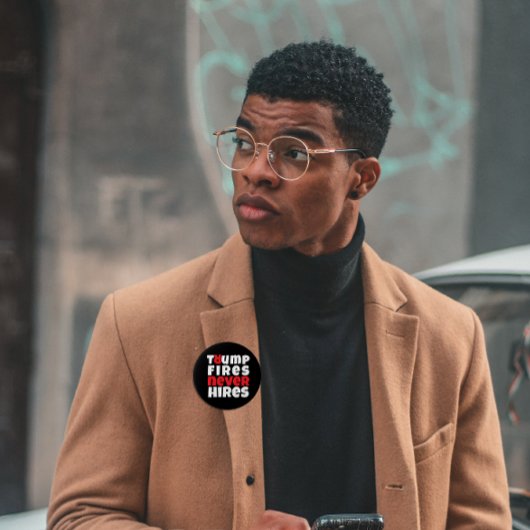 Badge Rond 10 Cm slogan de protestation anti-Trump rouge noir