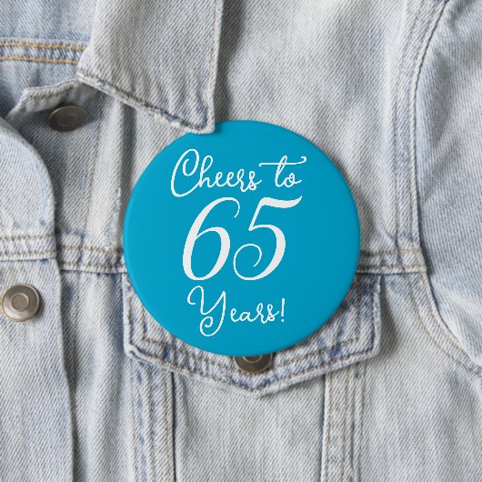 Badge Rond 10 Cm Soirée d'anniversaire Aqua Blue 65 ans (En situation)