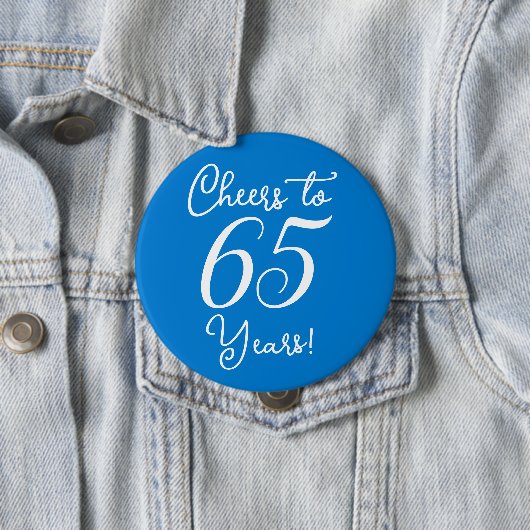 Badge Rond 10 Cm Soirée d'anniversaire bleu de 65 ans (En situation)