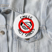 Badge Rond 10 Cm Sourires pas secouer pas la main (En situation)