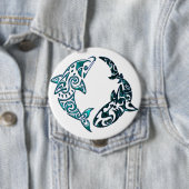 Badge Rond 10 Cm Tatouage tribal de dauphin et de requin (En situation)
